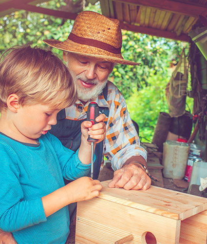 Kind maakt vogelhuis
