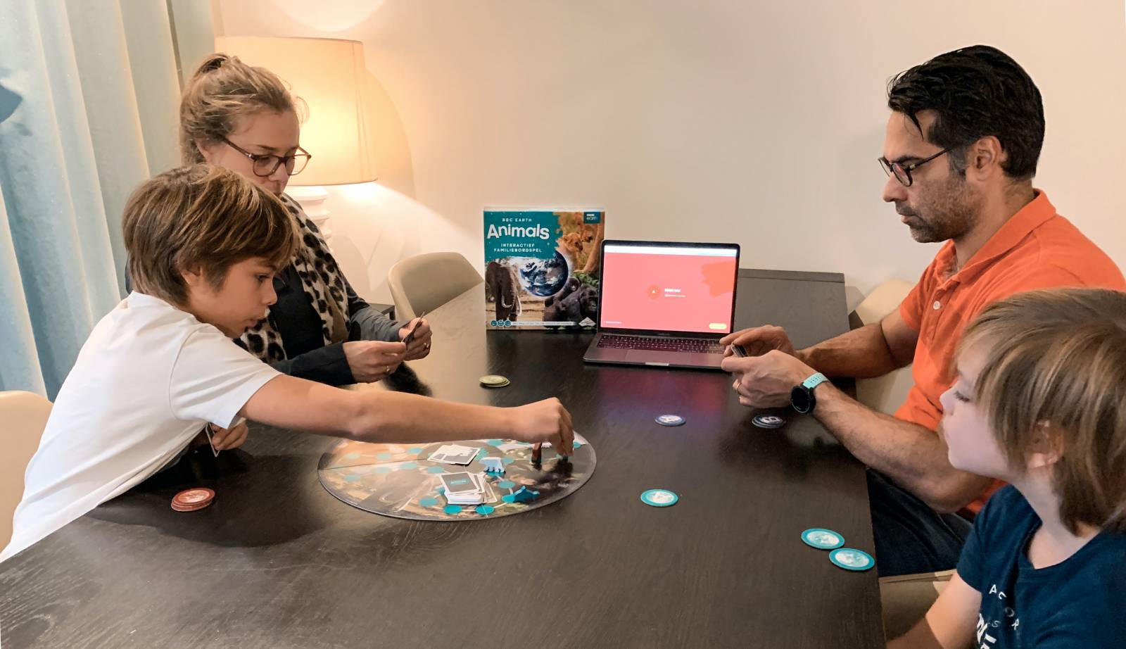 Familie speelt BBC Earth Animals