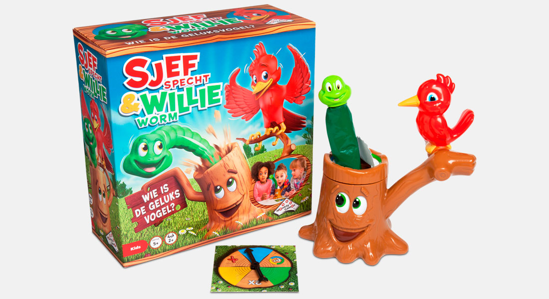 Sjef Specht en Willie Worm met spelonderdelen