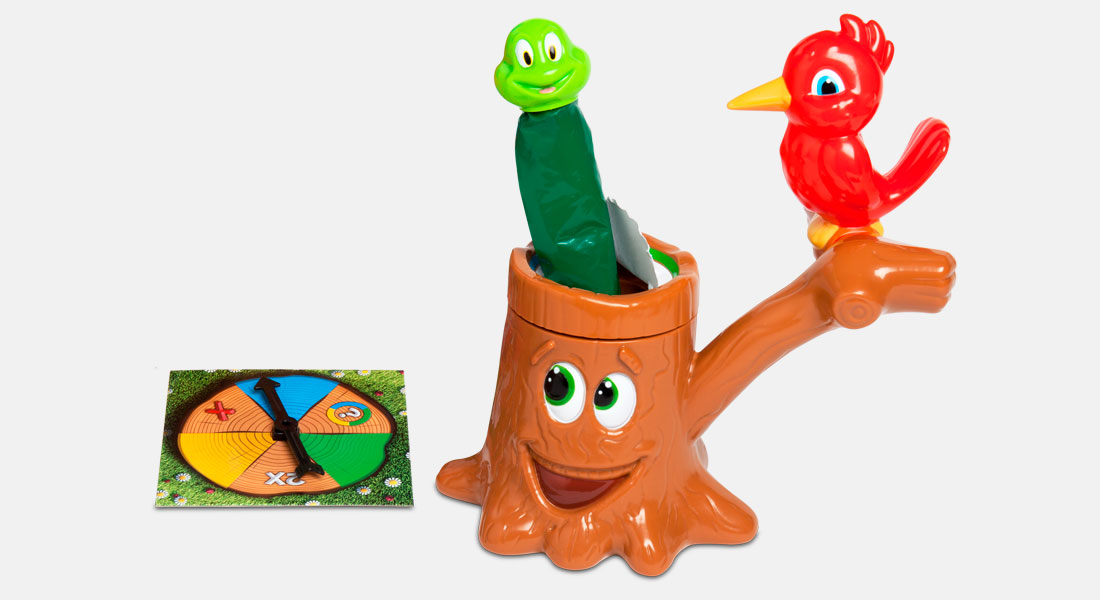 Sjef Specht en Willie Worm met spelonderdelen