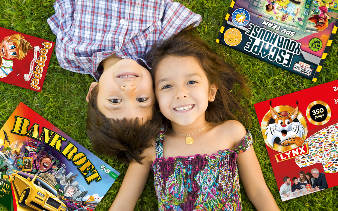 Kinderen spelen spellen op vakantie