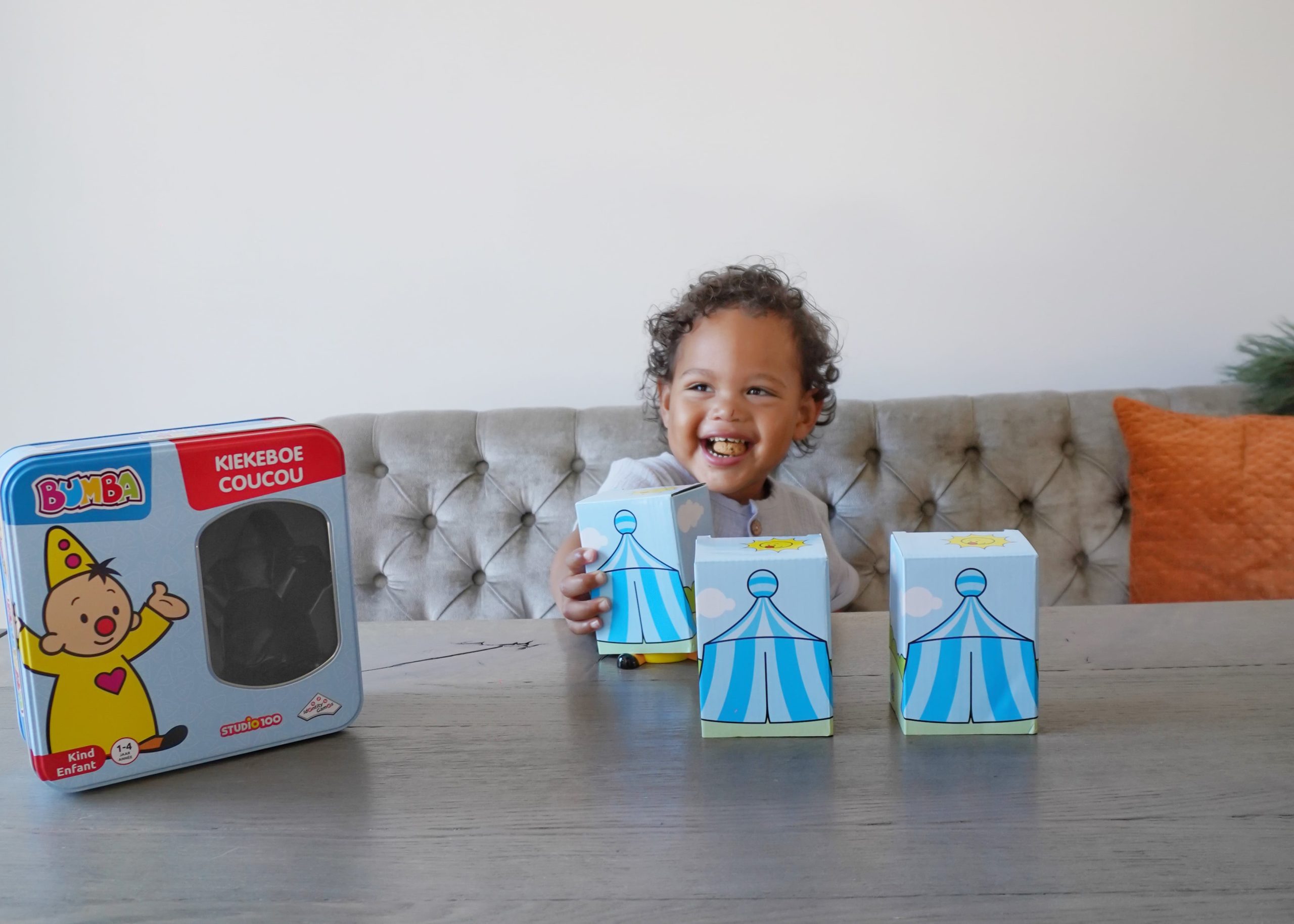 Peuter speelt met Bumba Kiekeboe