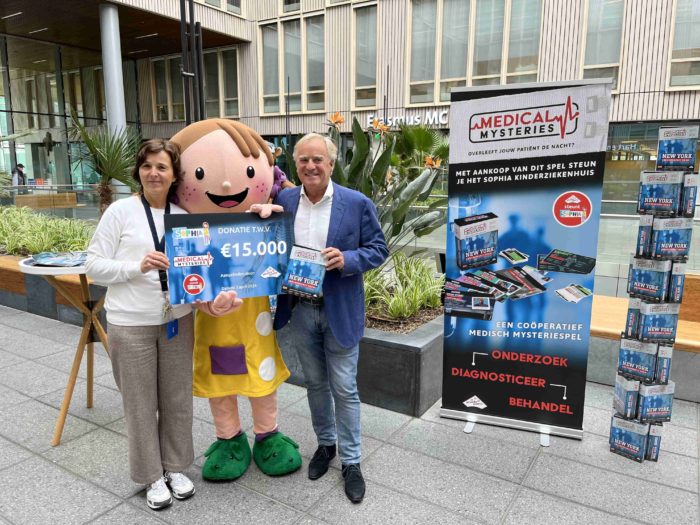Rotterdamse spelontwikkelaar Identity Games overhandigt eerste exemplaar Medical Mysteries en doneert € 15.000 aan  Erasmus MC Sophia Kinderziekenhuis