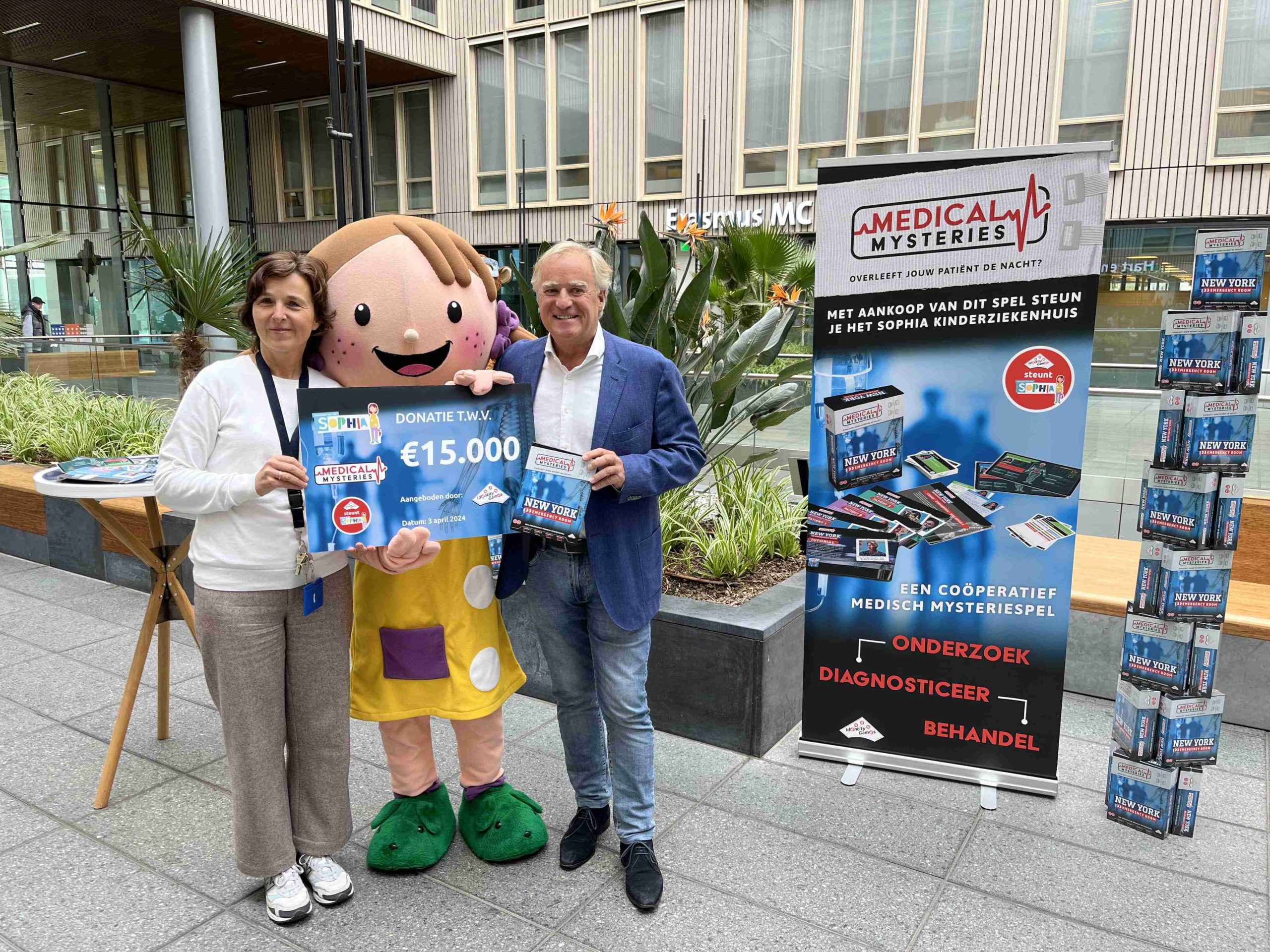 Rotterdamse spelontwikkelaar Identity Games overhandigt eerste exemplaar Medical Mysteries en doneert € 15.000 aan  Erasmus MC Sophia Kinderziekenhuis